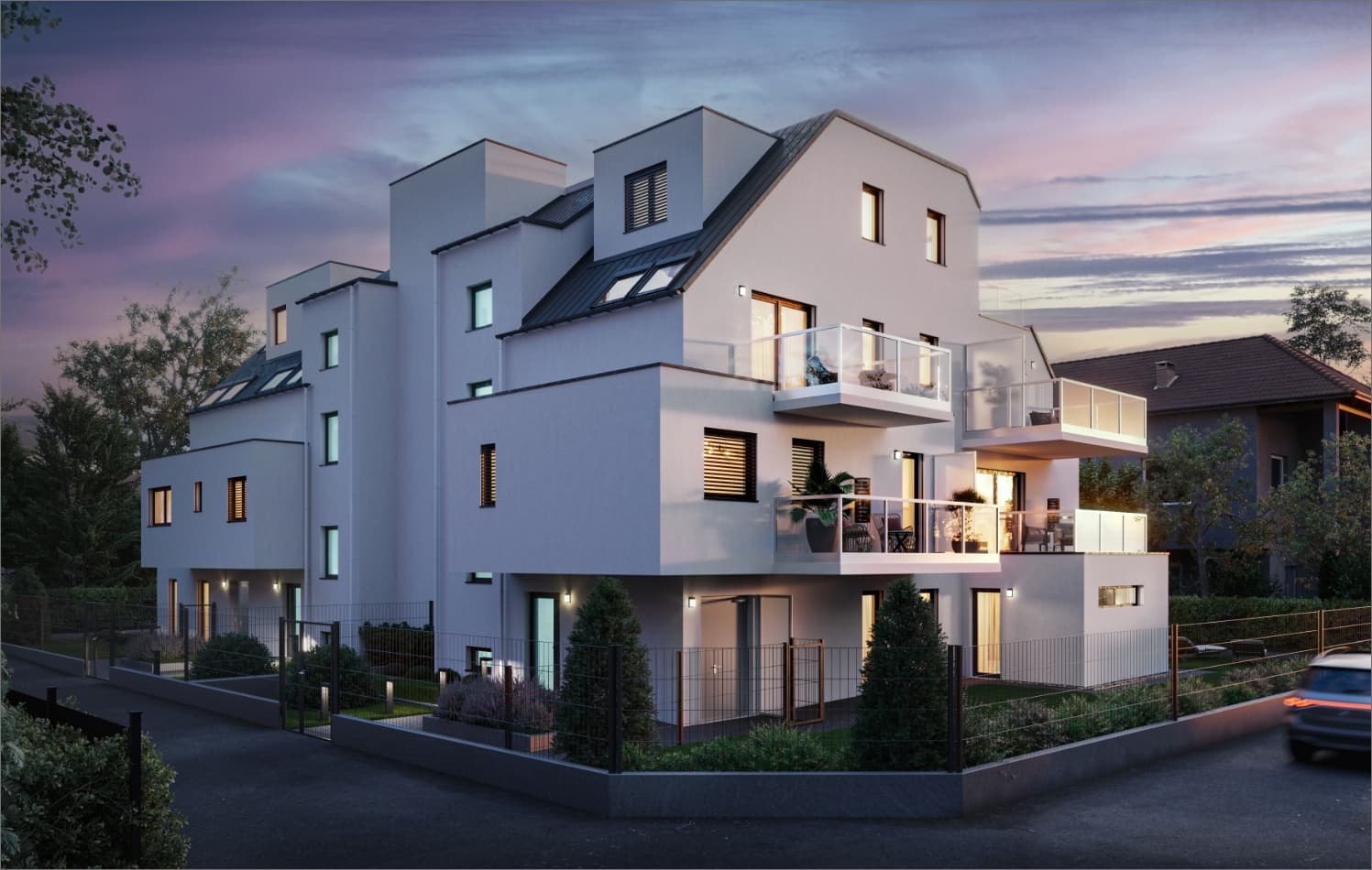 Villa mit Balkonen in der Abenddämmerung