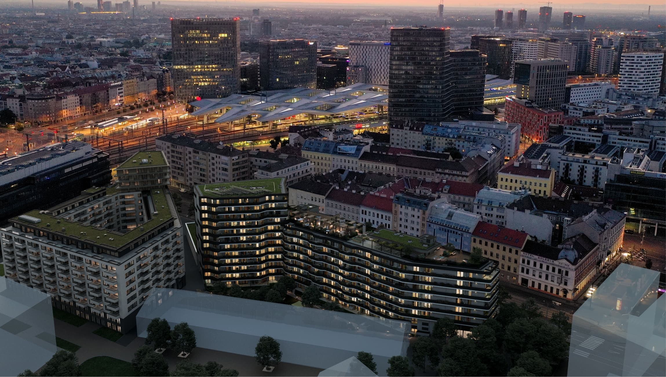 Wohnbauten mit begrünten Terrassen im Abendlicht über der Stadt