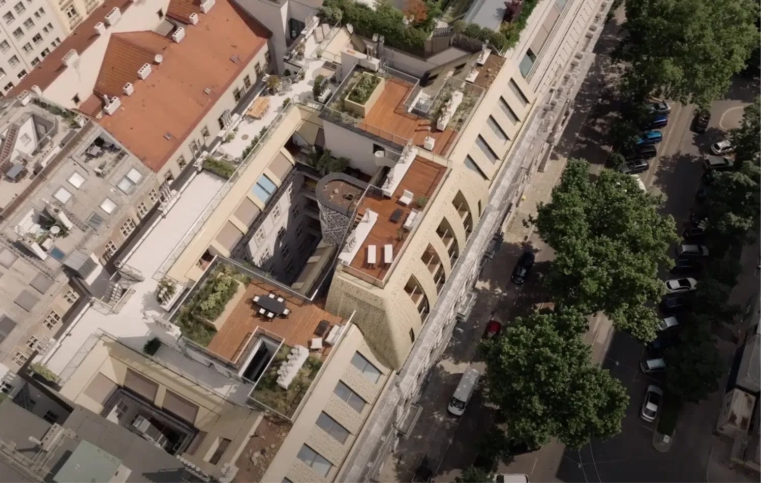 Luftaufnahme von Dachterrassen eines Stadthauses